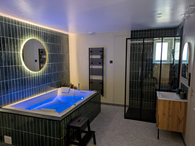 Baignoire balneo avec eclairage LED bleu — Gite L'Ecume