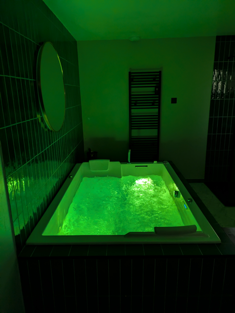 Interieur du Gite L'Ecume — salle de bain balneo